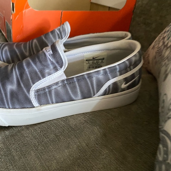 New Nike Slip on shoes grey 8.5 - Picture 3 of 3